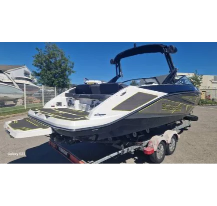 Used Motorboat Scarab 255 Wake Edition