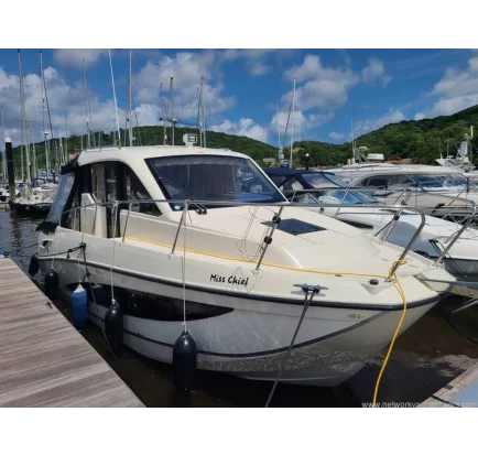 Bateau à moteurs d'occasion Quicksilver 855 Weekend