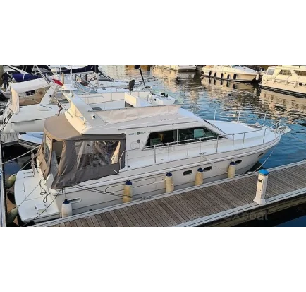Bateau à moteurs d'occasion YARDING 36 FLY