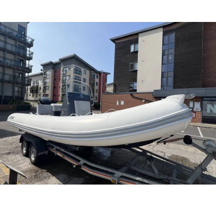 Bateau à moteurs d'occasion Zodiac Medline 580 Rib