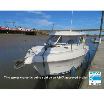 Bateau à moteurs d'occasion Quicksilver 700 Weekender