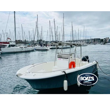 Bateau à moteurs d'occasion UNIQUEST MARINE UNIQUEST 600