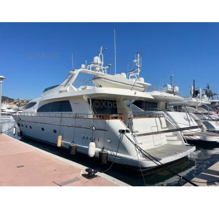 Bateau à moteurs d'occasion xboat media