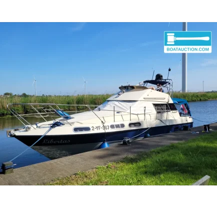 Motorboat used Sealine 305 fly