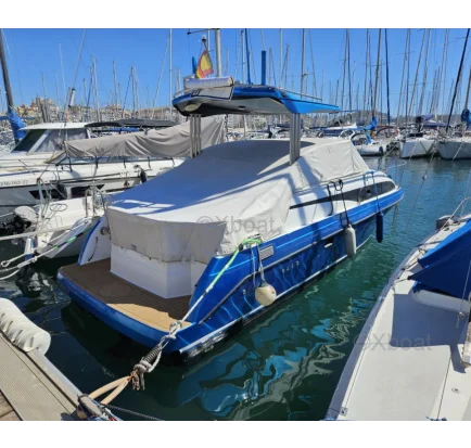Used Motorboat Se vende. Avendre d occasion. For sale.