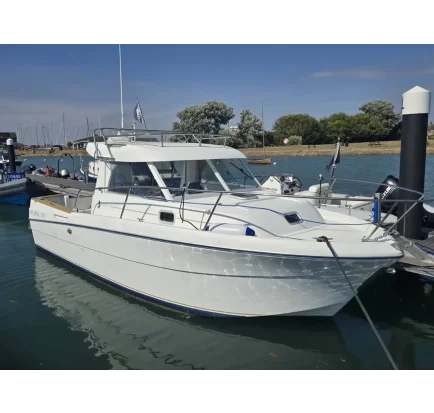Bateau à moteurs d'occasion Antares 710